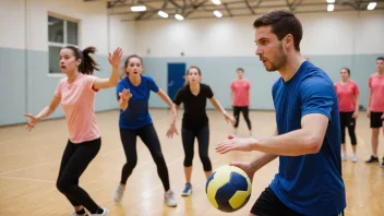 En gruppe unge mennesker som spiller håndball i en idrettshall.