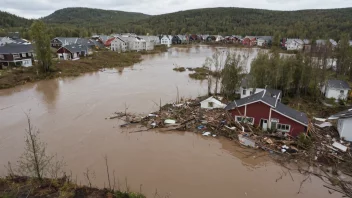 Et bilde av et oversvømmet område med skadde bygninger og vrak.