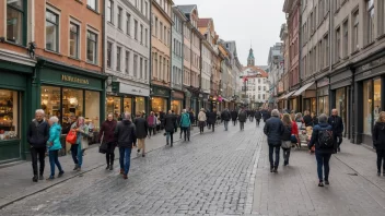 En travel kjøpegate i Norge med gamle bygninger og mange butikker.