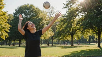 En person kaster en ball i en park.