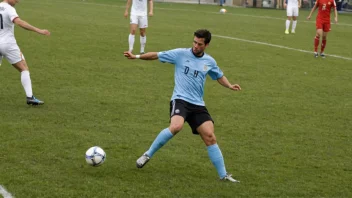 En fotballspiller i spissplass, som sparker ballen mot motstanderens mål.