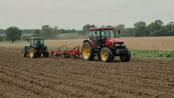 En person som arbeider på en mark med en traktor og jordbruksutstyr, med en solfylt himmel i bakgrunnen.