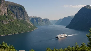 Et naturskjønt norsk fjord med et cruiseskip og en liten båt.