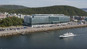 En sjøfagskolebygning med utsikt over havnen.