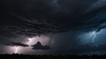 En mørk og stormfull natt med et høyt tordenskrall