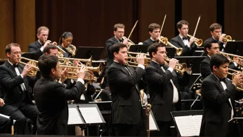 Et blåseorkester som spiller på scenen, med en dirigent som leder musikerne.