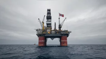 Et bilde av en oljeplattform i havet med en diskret norsk flagg i bakgrunnen