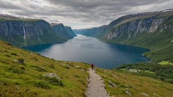 En vakker norsk fjord med en tursti og noen turister i bakgrunnen.