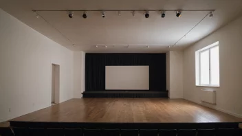 Et lite, eksperimentelt teater med en minimalistisk scene og et lite publikum.