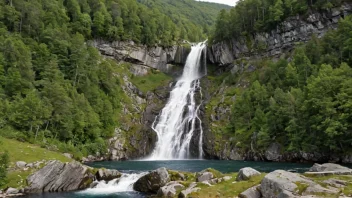 Vøringsfosse vannfallet kaskader ned en steinete skråning i Hardanger.