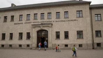 En bygning som huser en barnehageorganisasjon med barn som leker utenfor