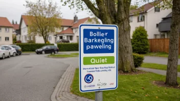 Et bilde av en boligparkeringsskilt med norsk tekst 'Boligparkering' og en bakgrunn av en stille nabolagsgate.