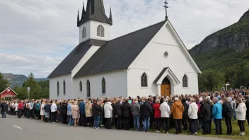 En tradisjonell norsk kirke med en skilt som sier 'Fastemesse' og mennesker samlet utenfor.