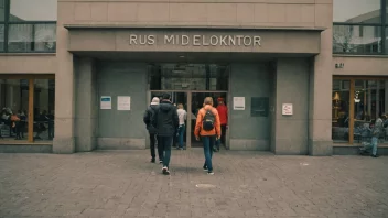 En bygning med en skilt som leser 'Rusmiddelkontor' på norsk, med mennesker som går inn og ut av bygningen.