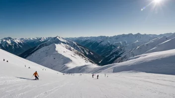 Et vakkert snødekt fjellområde med mennesker som nyter vintersport