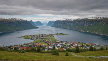 Et malerisk landskap av det norske fastlandet med en liten by og fjell i bakgrunnen