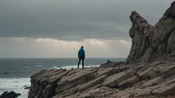 En person som står fast på en steinete klippe, symboliserer stabilitet og vedvarende.