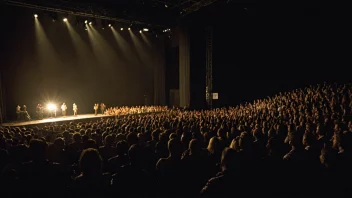 Et fullsatt teater med en scene i sentrum, hvor en gruppe utøvere underholder publikum med en spesialforestilling.