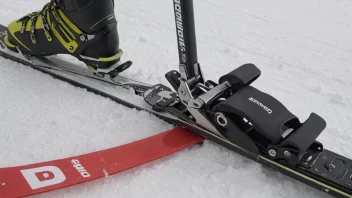 Et skibinding med et ødelagt snørev