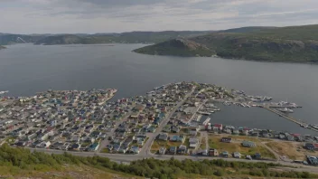 Flyfoto av Kirkenes, en liten by i Finnmark, Norge