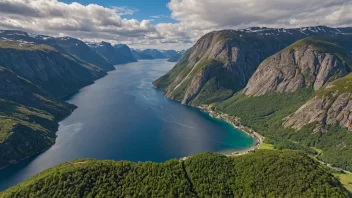 En fredelig og majestetisk fjord med omkringliggende fjell og vann