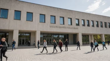 Et foto av en universitetsbygning med en skilt som leser 'Økonomihøyskolen' på norsk.