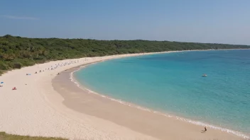 En vakker strand med rolige vann og noen mennesker som nyter solen.