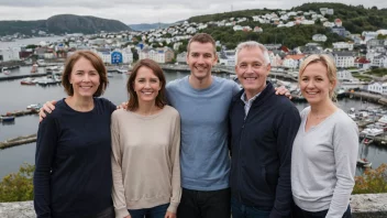 En gruppe mennesker fra Kristiansund, Norge, som står sammen og smiler, med en bysilhuett i bakgrunnen.