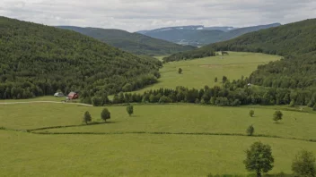 Et fredelig landskap med rullende åser, åpne marker og småskog