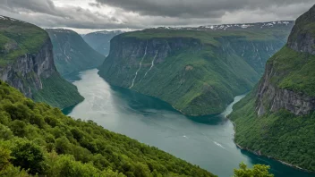 Et pittoreskt fjord i vestlige Norge med et mildt og regnfullt klima.