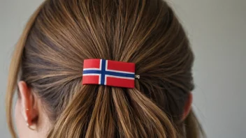 Et hårsmykke med en norsk flagg i bakgrunnen.