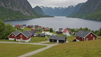 Et malerisk sted i Norge med tradisjonelle hus og en fjord.