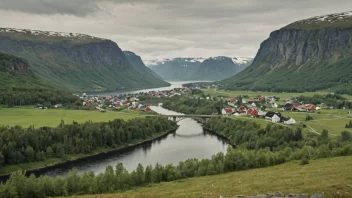 Et fredelig og pittoreskt norsk landskap med en liten bosetning i bakgrunnen.