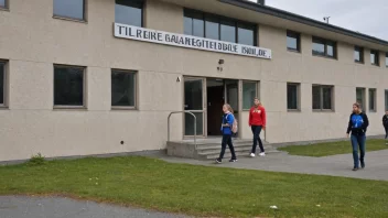 En skolebygning med en skilt som leser 'Tilrettelagtskole' på norsk.