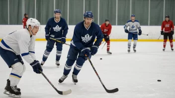 En gruppe hockeyspillere under trening, med en trener i bakgrunnen, på en isbane.