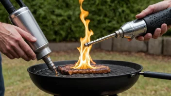 En person som bruker en flammebrenner for å tenne en grill.