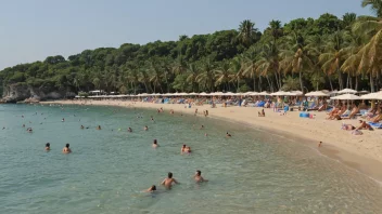 En solrik strand med mennesker som svømmer og soler seg under badeperioden