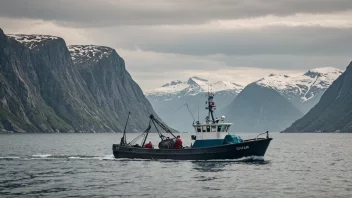 En fiskebåt i norske hav, med fjell i bakgrunnen og en fiskeforedlingsfabrikk.