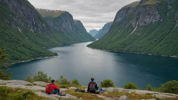 En naturskjønn utsikt over en norsk fjord med mennesker som nyter friluftslivet, symboliserer retten til å få tilgang til og nyte naturen.