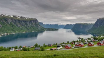 Et pittoreskt norsk landskap med en liten landsby i bakgrunnen.