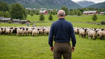 En bonde som står i en åker med sauer, med en tradisjonell norsk gård i bakgrunnen.