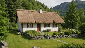 En koselig halmtakhytte i en fredelig skogsetting.