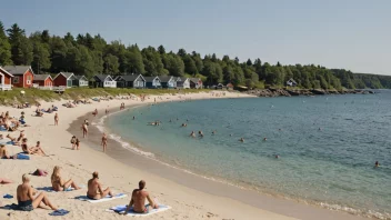 En idyllisk norsk strandscene med mennesker som nyter sommerværet.