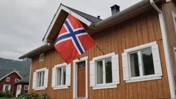 Et hus eller en bygning med et norsk flagg i forgrunnen, som representerer en eiendom eller fast eiendom i Norge.