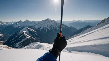 En person som holder en skistøtte, med et snødekt fjell i bakgrunnen.