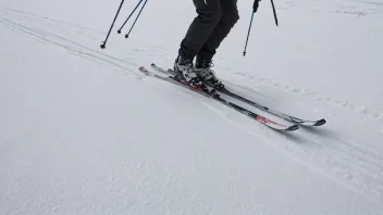 En person som går på ski i et snølandskap.