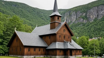 En tradisjonell norsk tømmerkirke med intrikate utskjæringer og et bratt tak.