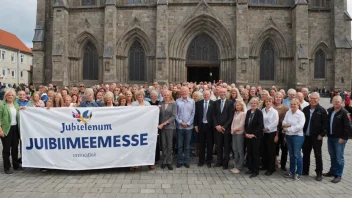 En kirke med et banner som annonserer en jubileumsmesse, med mennesker samlet utenfor.