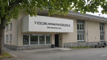 En skolebygning med en skilt som sier 'Videreutdanningsskole'.