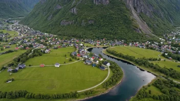 En liten by eller landsby i Norge med hus, gater og omkringliggende landskap.